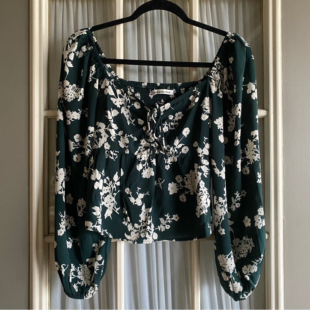 NWT Abercrombie and fitch green and white floral blouse